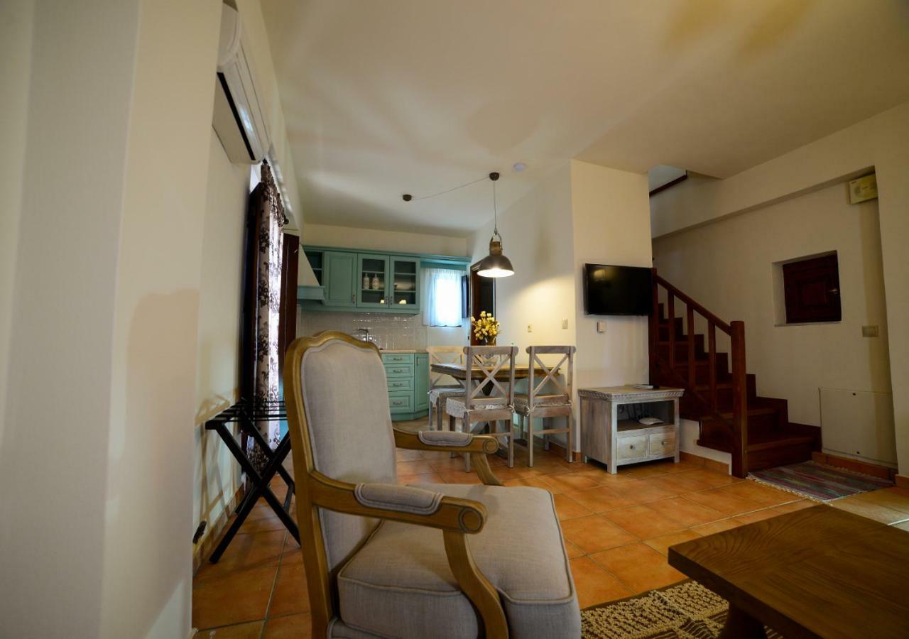 Focalion Castle Luxury Suites Pírgos Dhiroú Bagian luar foto