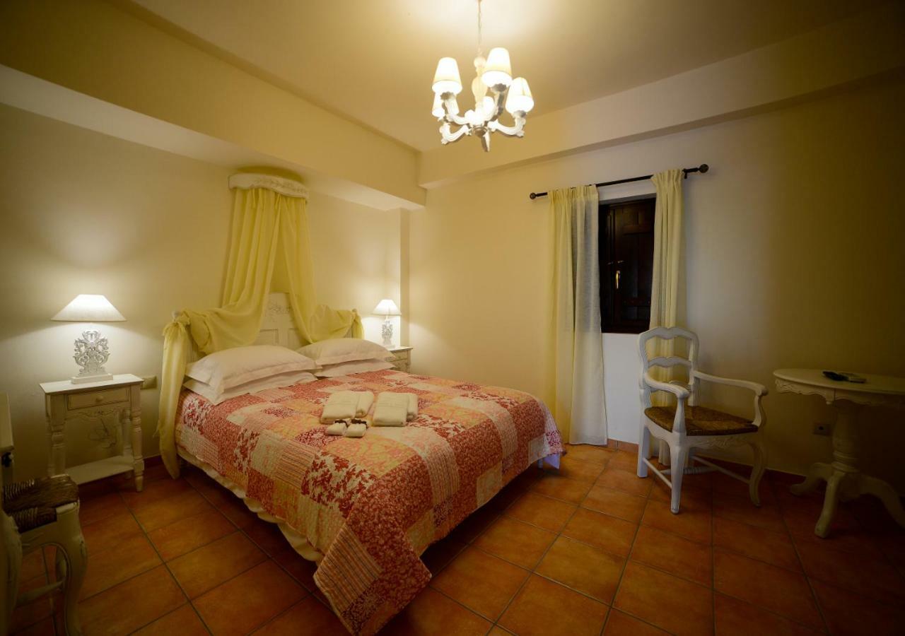 Focalion Castle Luxury Suites Pírgos Dhiroú Bagian luar foto