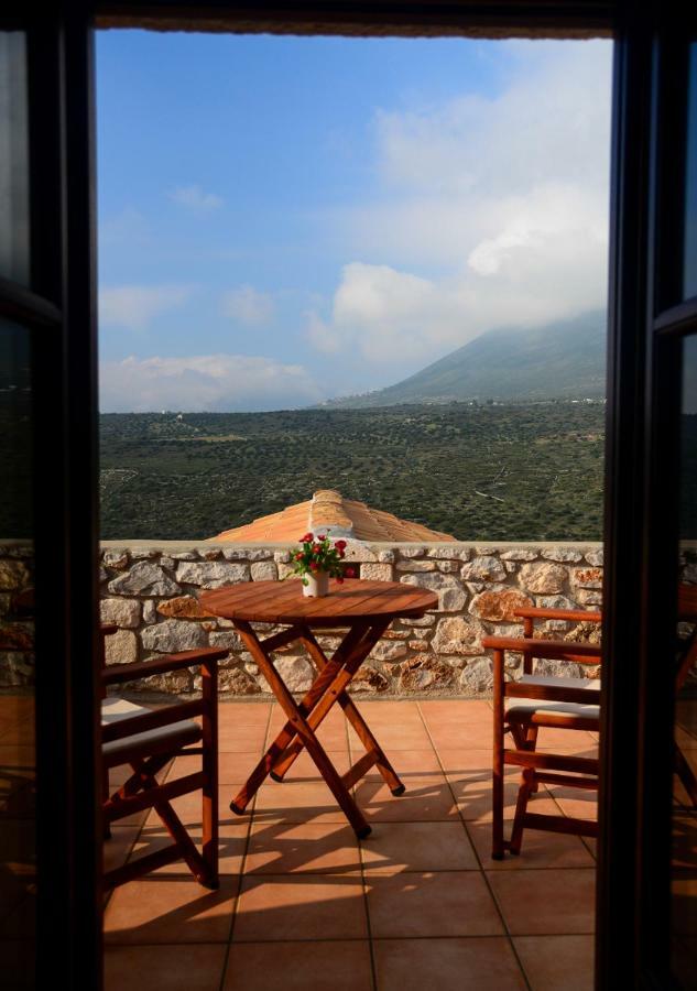 Focalion Castle Luxury Suites Pírgos Dhiroú Bagian luar foto
