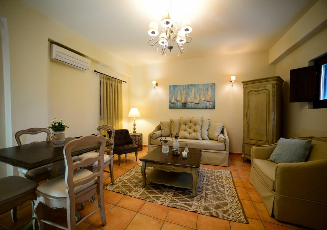 Focalion Castle Luxury Suites Pírgos Dhiroú Bagian luar foto