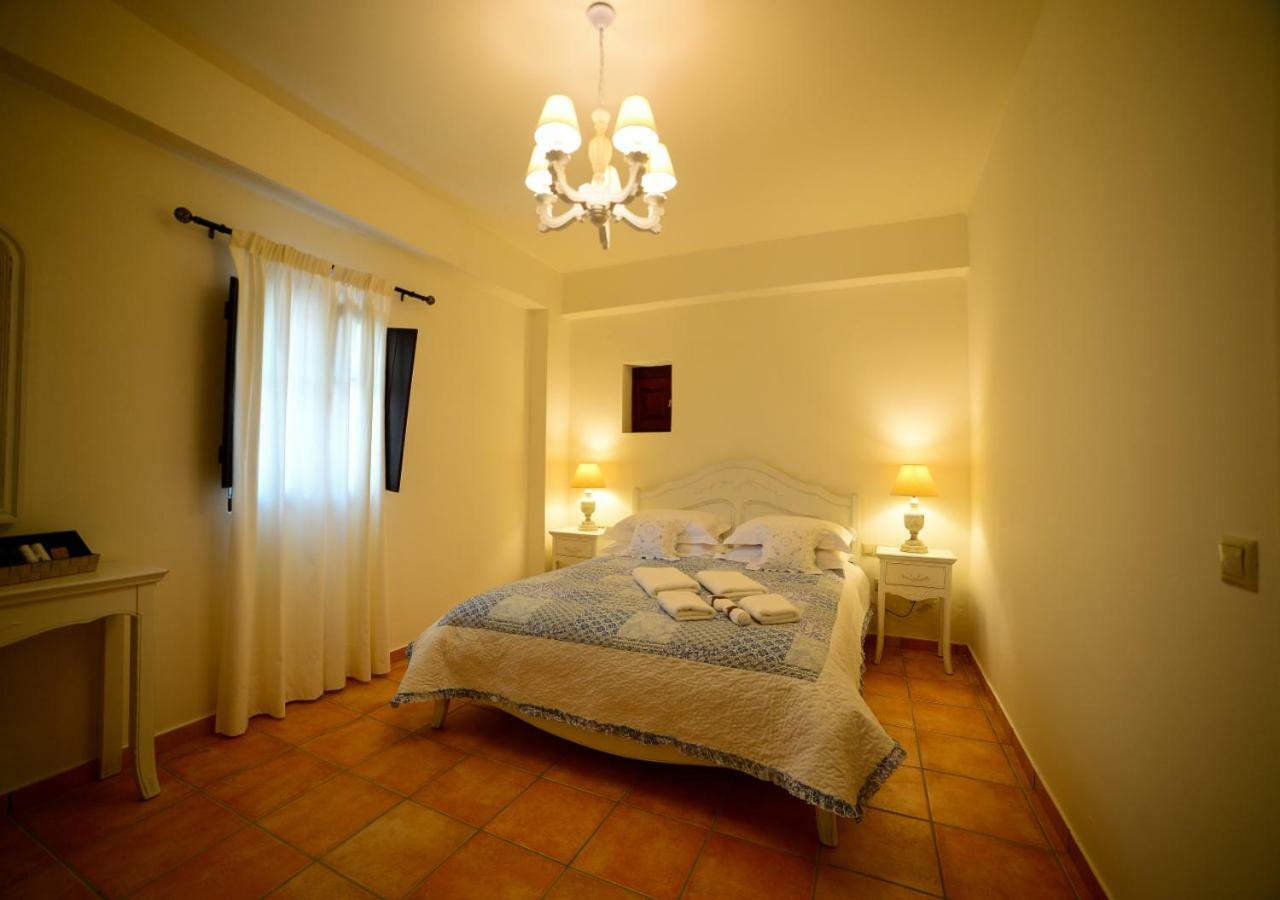 Focalion Castle Luxury Suites Pírgos Dhiroú Bagian luar foto