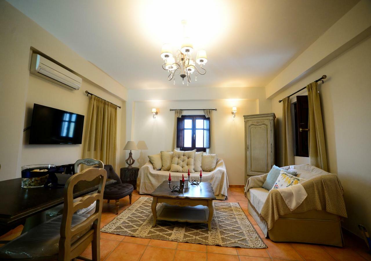 Focalion Castle Luxury Suites Pírgos Dhiroú Bagian luar foto